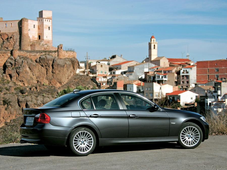  BMW 330i Sedan 2005 года  (фото 7 из 16)
